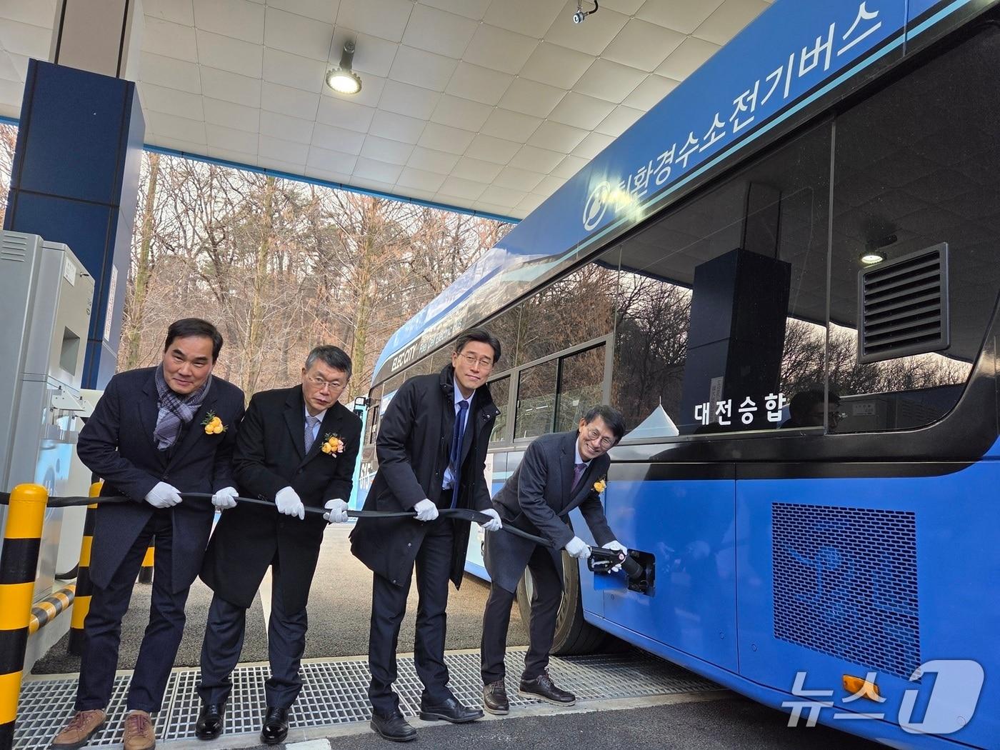 본문 이미지 - 대전시는 14일 유성 금고동에 수소버스충전소를 준공했다. (시 제공) / 뉴스1
