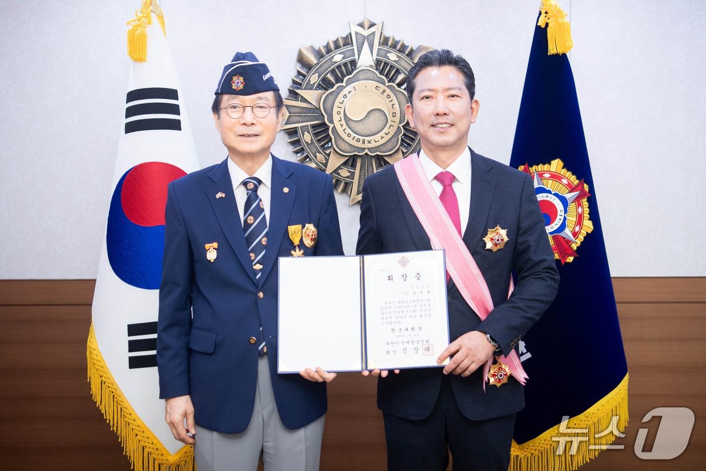 김장호 구미시장이 14일 재향군인회 '향군 대휘장' 수상 후 기념사진을 찍고 있다.(재향군인회 제공. 재판매 및 DB금지)/뉴스1