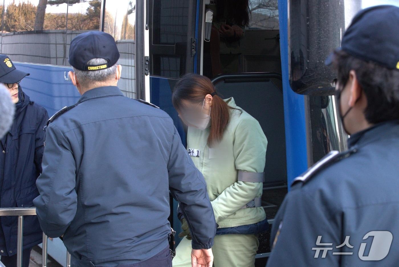 14일 오후 대구지법 안동지원에서 시험지 유출사건의 피고인인 학부모 A씨가 호송차량에서 내리고 있다.2026.1.14/뉴스1 신성훈 기자