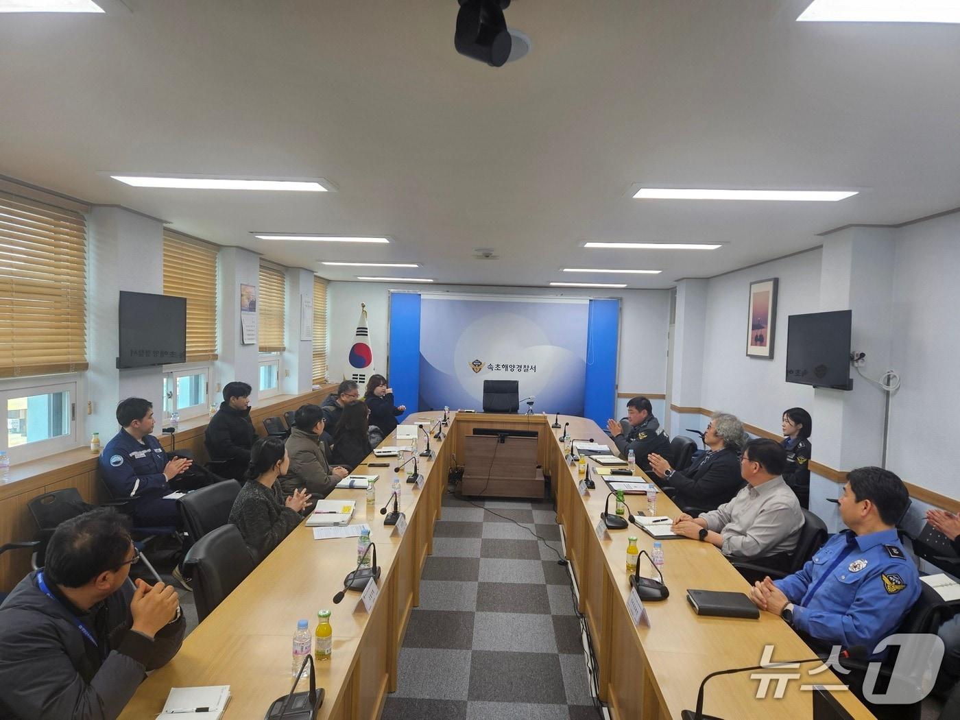 본문 이미지 - 속초해경 동절기 해양사고 선제 차단 위한 유관기관 업무협력.(속초해경 제공, 재판매 및 DB 금지) 2026.1.14/뉴스1