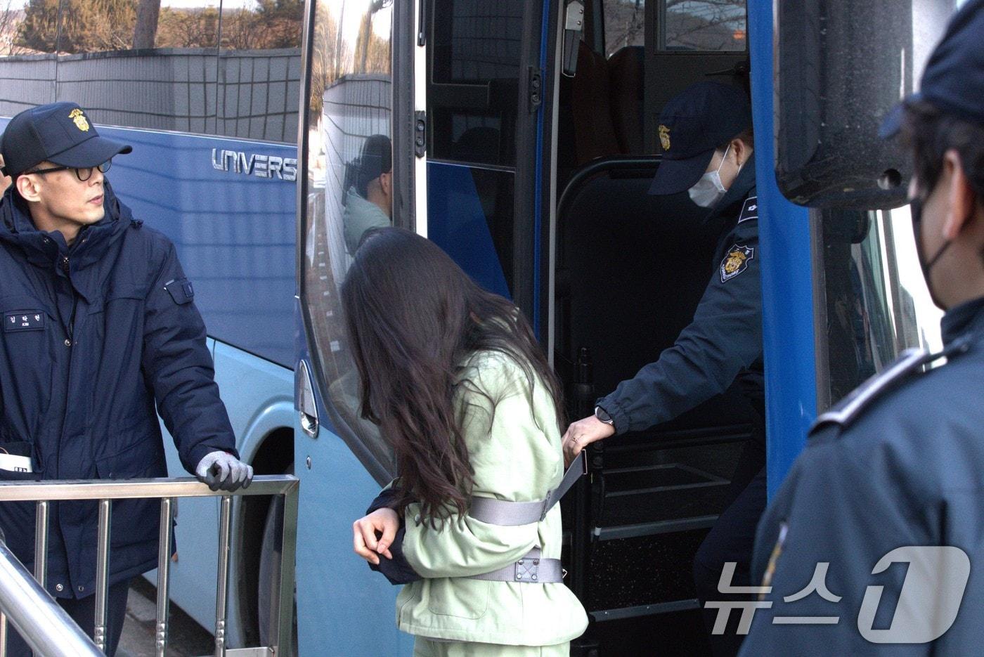 본문 이미지 - 지난 1월 14일 오후 대구지방법원 안동지원에 시험지 유출사건의 피고인인 기간제 교사가 1심 선고를 받기위해 법원으로 들어서고 있다. ⓒ 뉴스1 신성훈 기자