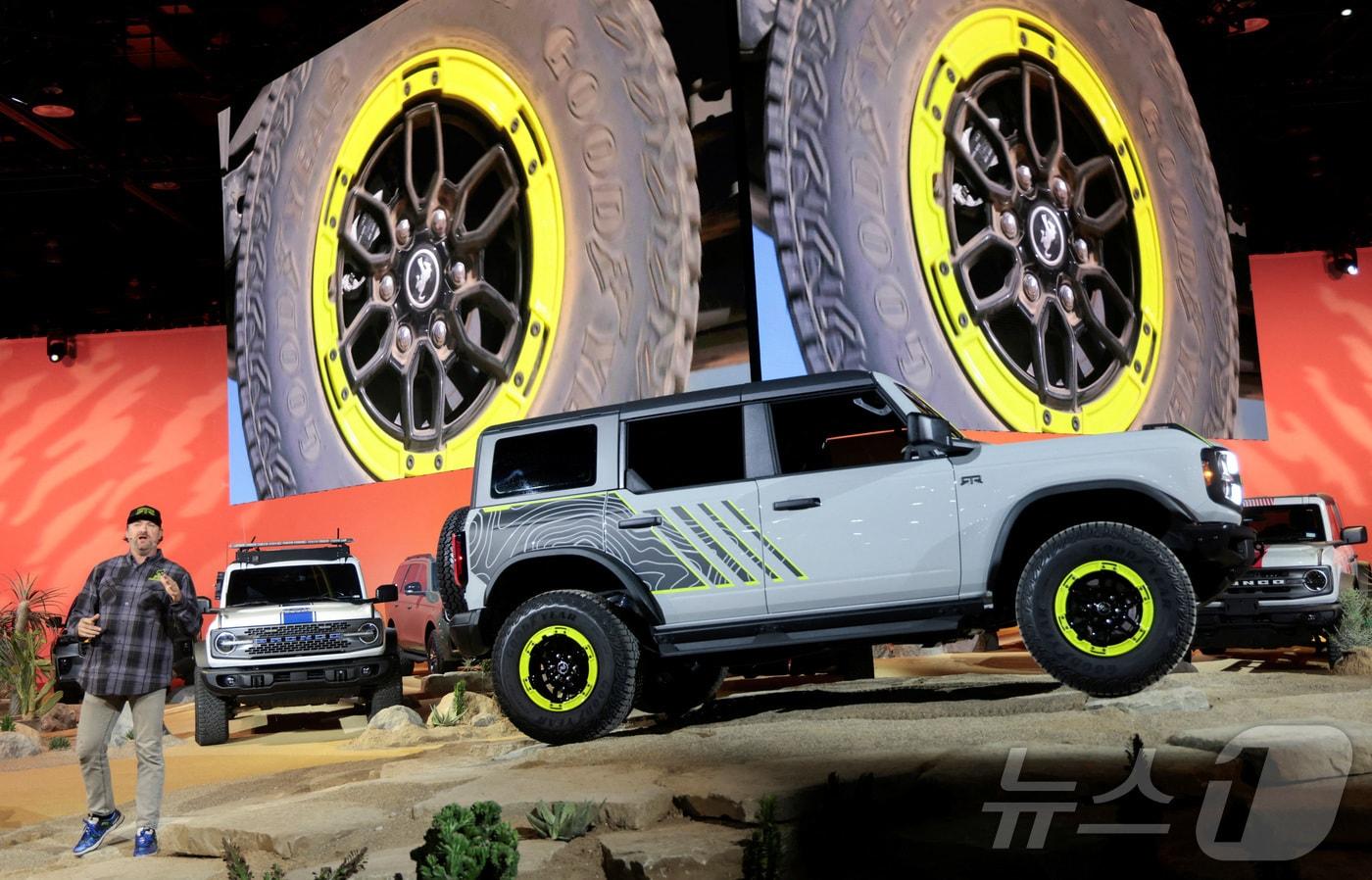본문 이미지 - 지난달 13일(현지시간) 미국 미시간주 디트로이트에서 열린 디트로이트 오토쇼 개막 전 언론 공개 행사에서 포드 중형 SUV '브롱코'가 공개된 모습(자료사진).2026.01.13. ⓒ 로이터=뉴스1
