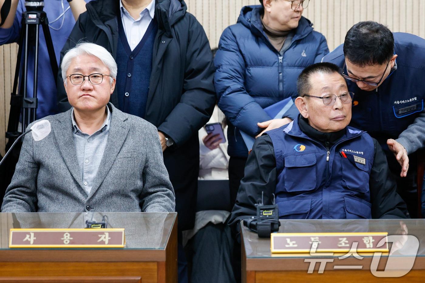 본문 이미지 - 박점곤 서울시버스노동조합 위원장(오른쪽)과 김정환 서울시버스사업조합 이사장이 서울 시내버스 파업 이틀째인 지난 1월 14일 오후 영등포구 서울지방노동위원회에서 열린 서울 시내버스 노사 협상 관련 제2차 사후 노동쟁의 조정회의에 참석하고 있다. 2026.1.14 ⓒ 뉴스1 안은나 기자