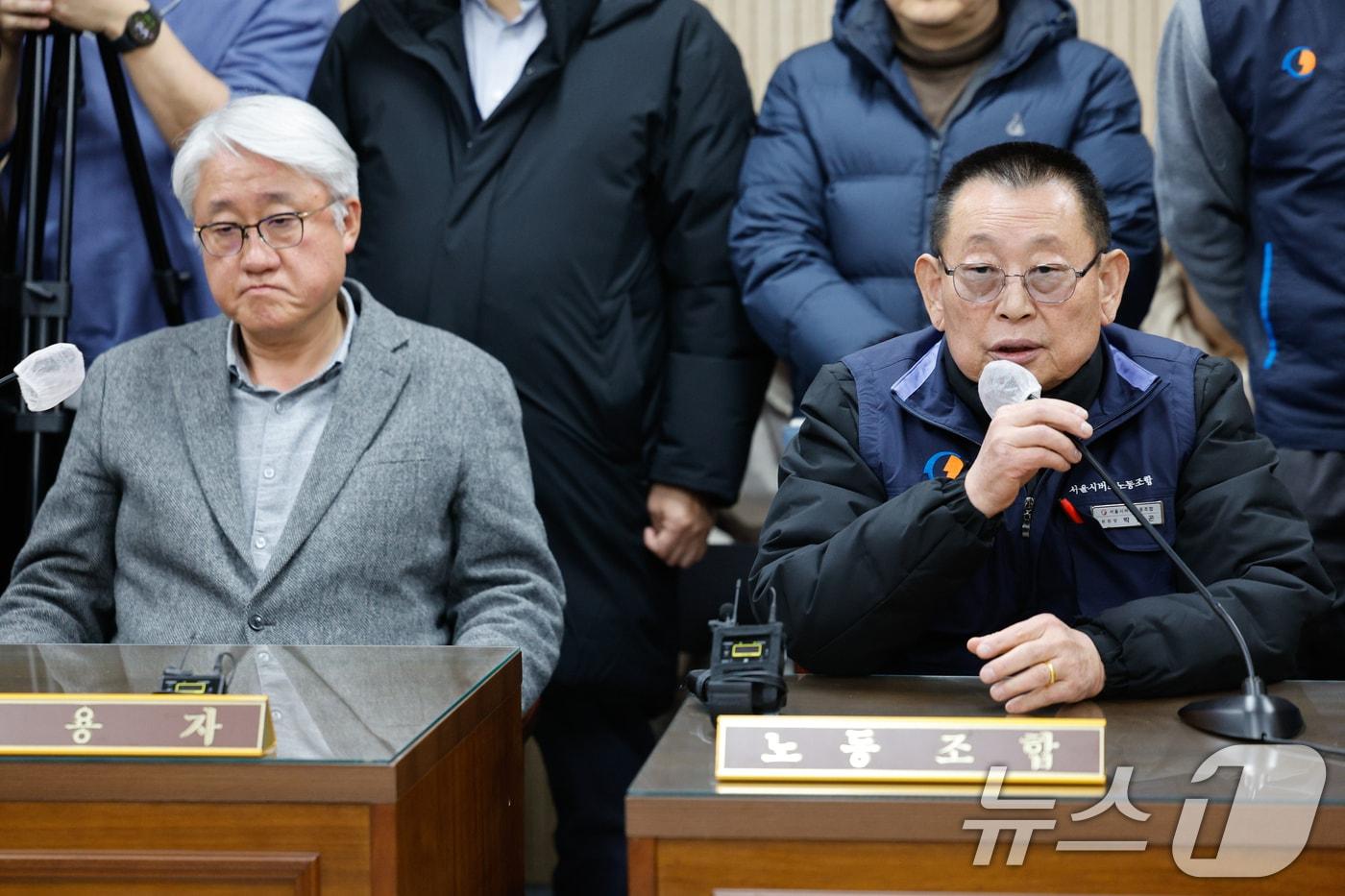 박점곤 서울시버스노동조합 위원장이 서울 시내버스 파업 이틀째인 14일 오후 영등포구 서울지방노동위원회에서 열린 서울 시내버스 노사 협상 제1차 특별조정회의에서 발언하고 있다. 왼쪽은 김정환 서울시버스사업조합 이사장. 2026.1.14/뉴스1 ⓒ News1 안은나 기자