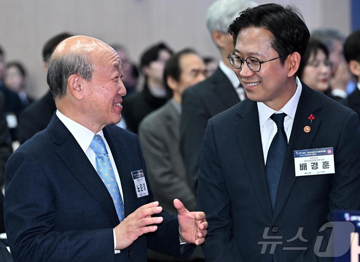본문 이미지 - 배경훈 부총리 겸 과학기술정보통신부 장관이 14일 서울 강남구 과학기술회관에서 열린 과학기술인&bull;정보방송통신인 신년인사회에서 노준형 한국정보방송통신대연합회장과 대화하고 있다. (공동취재) 2026.1.14/뉴스1 ⓒ News1 김명섭 기자