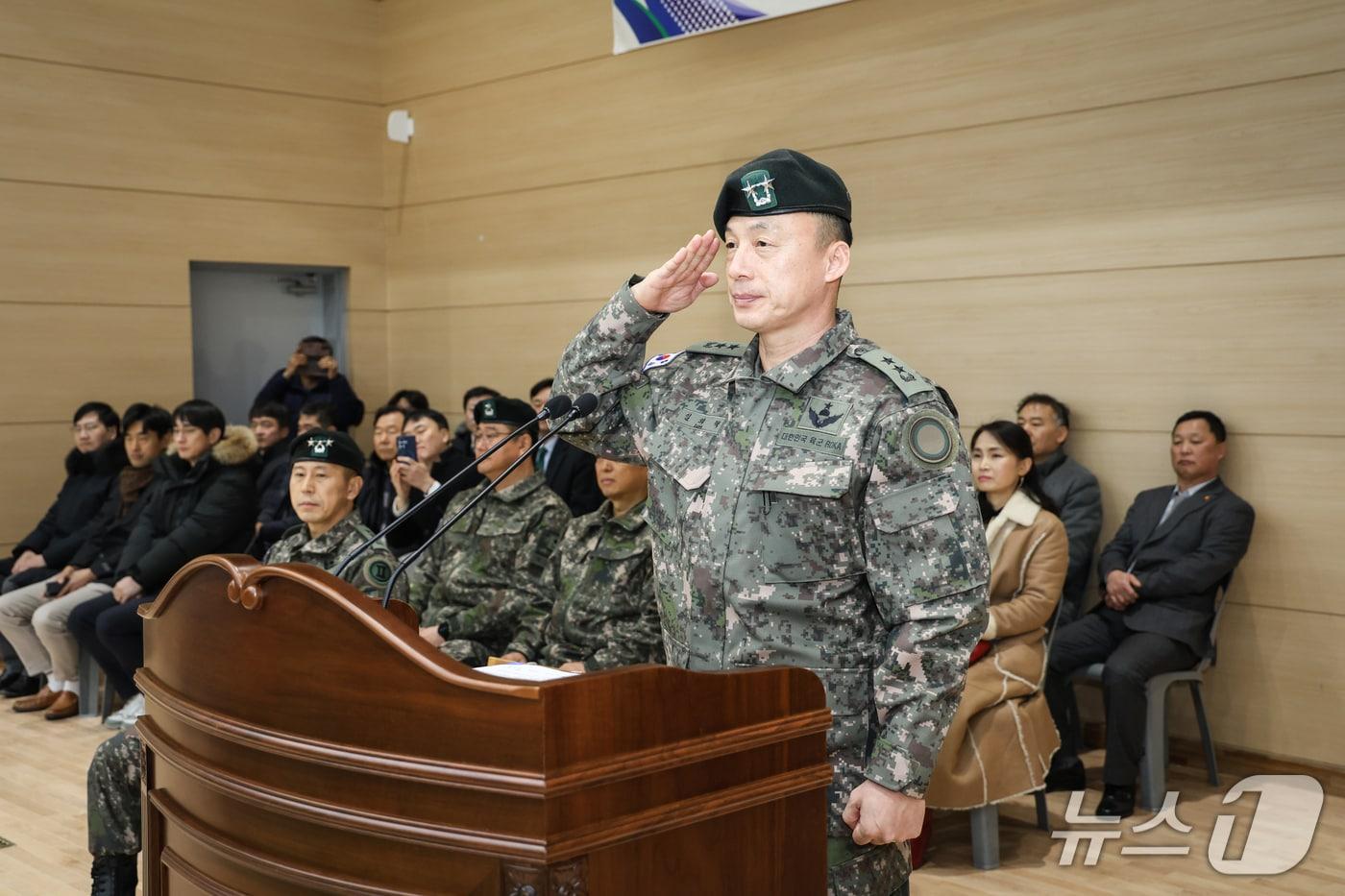 임외택  제45대 15사단장이 14일 사단 승리체육관에서 열린 취임식에서 경례를 하고 있다.(15사단 제공, 재판매 및 DB금지)