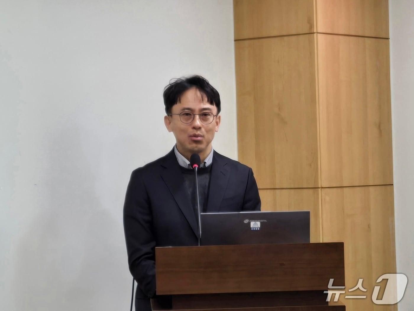 본문 이미지 - 최준원 서울대 전기·전자공학부 교수가 14일 국회에서 박상혁 의원실이 주최한 '테슬라 FSD 국내 상륙과 우리나라 미래 모빌리티 산업의 미래' 토론회에서 발언하고 있다. 2026.01.14/뉴스1 김성식 기자