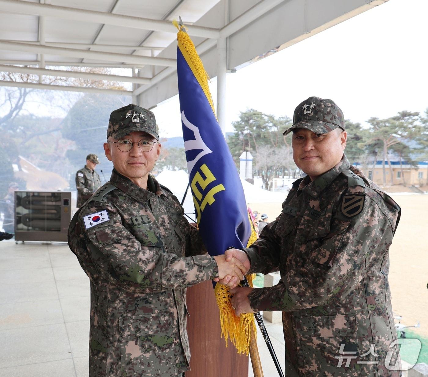 본문 이미지 - 최성진 7군단장이 14일 육군 11기동사단 제41대 사단장 취임식에서 김종연 신임 사단장(오른쪽)에게 부대기를 이양하고 있다.(11사단 제공, 재판매 및 DB금지)