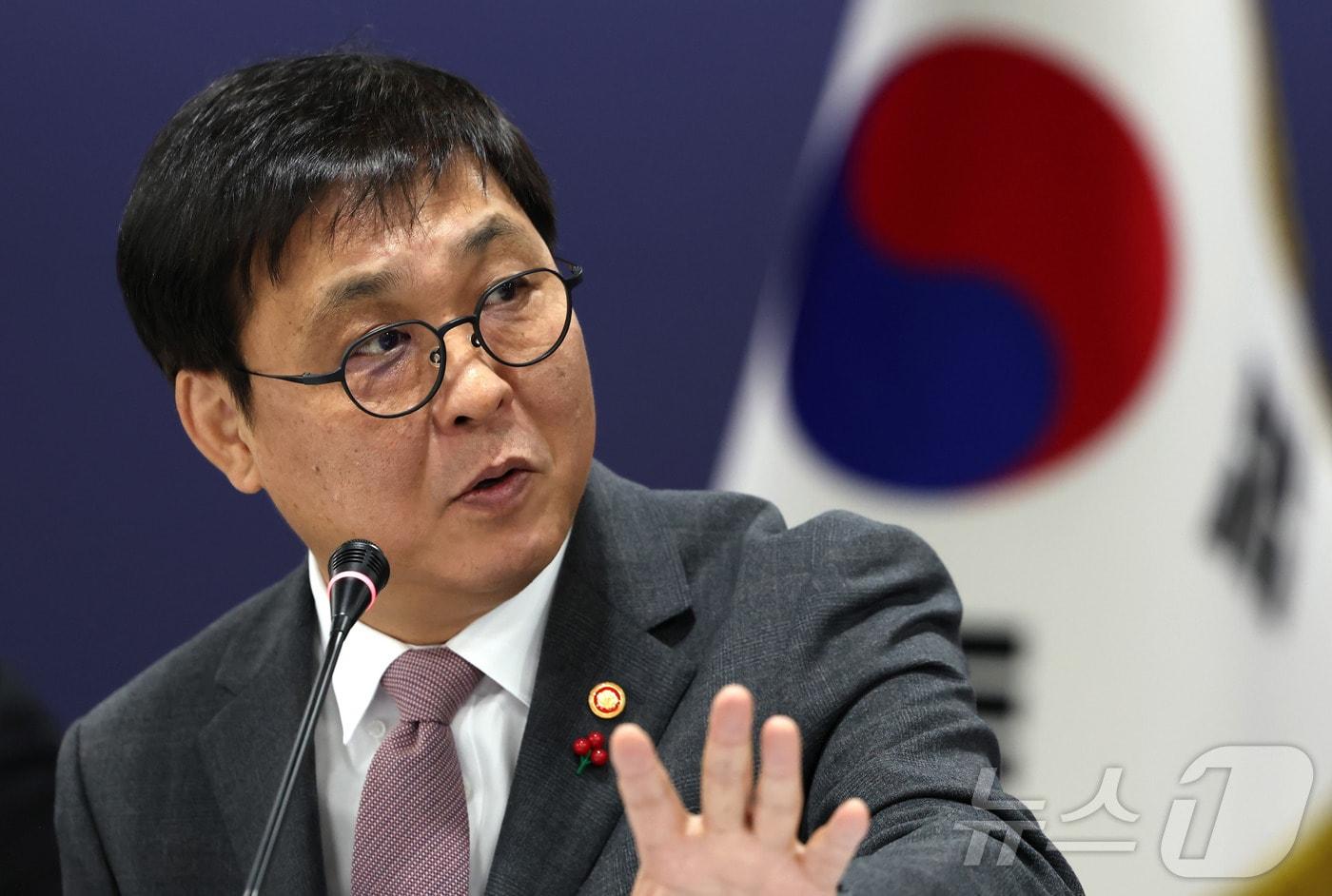 본문 이미지 - 최휘영 문화체육관광부 장관이 14일 서울 중구 CKL기업지원센터에서 열린 문체부 소속·공공기관 2차 업무보고에서 모두발언을 하고 있다. (문화체육관광부 제공. 재판매 및 DB 금지) 2026.1.14/뉴스1