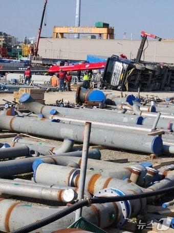 본문 이미지 - 울산 울주군 온산읍 당월리의 공사 현장에서 카고크레인이 전도돼 작업자 2명이 경상을 입었다.(민주노총 플랜트노조 울산지부 제공. 재판매 및 DB금지)/뉴스1