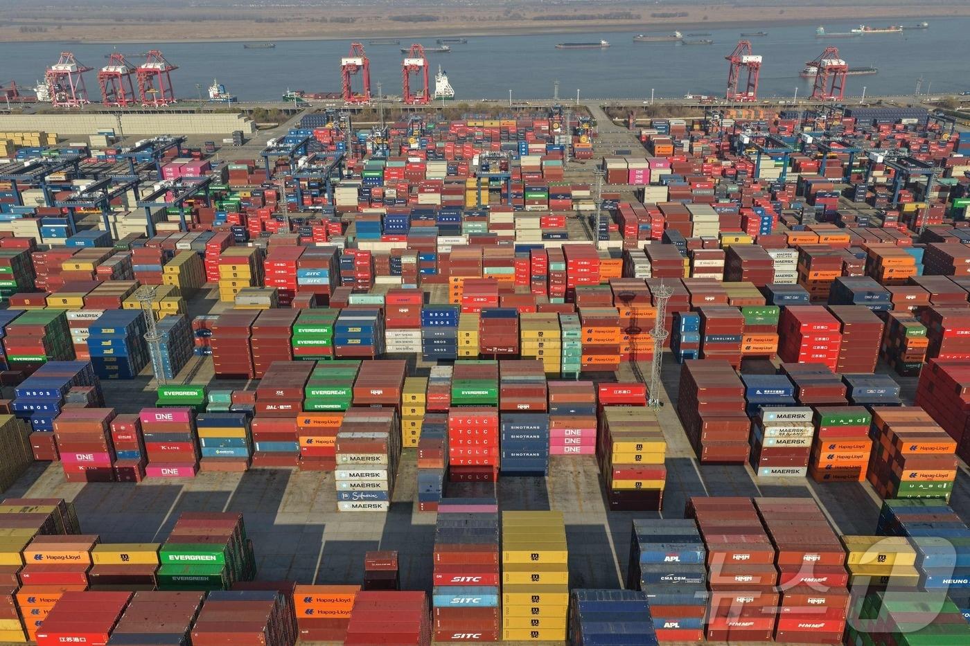 본문 이미지 - 14일 중국 동부 장쑤성 난징 롱탄항에 컨테이너들이 놓여 있는 모습이 항공사진으로 포착됐다. 2026.01.14. ⓒ AFP=뉴스1 ⓒ News1 권영미 기자
