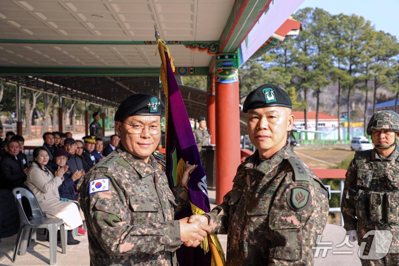 김도열 신임 31사단장이 김호복 제2작전사령관으로부터 부대기를 수여받으며 지휘권을 인계 받았다.(육군 31사단 제공. 재판매 및 DB 금지) 2026.1.14/뉴스1