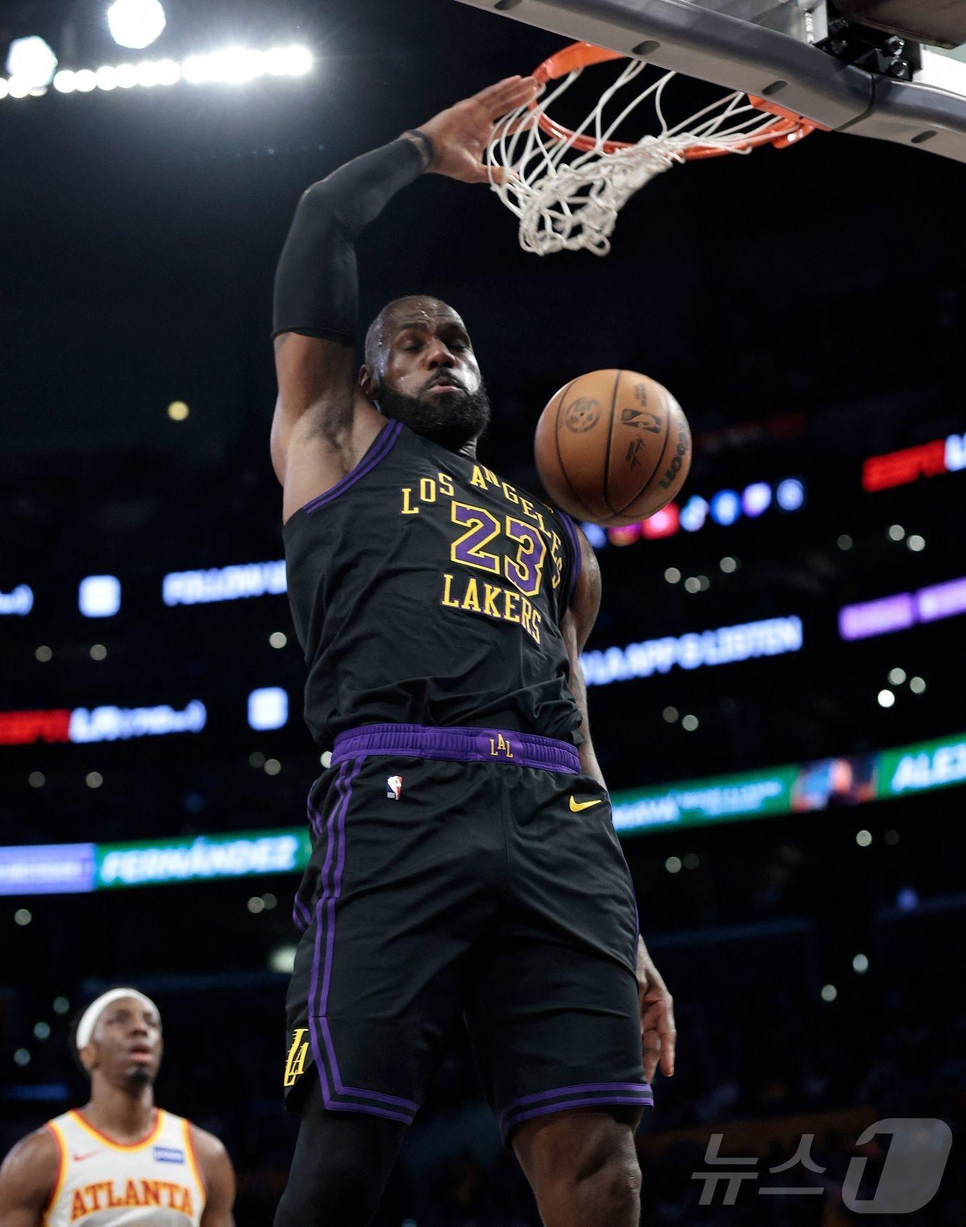 본문 이미지 - LA 레이커스의 르브론 제임스가 14일(한국시간) 미국 캘리포니아주 로스앤젤레스 크립토닷컴 아레나에서 열린 애틀랜타 호크스와 2025-26 NBA 정규리그 홈 경기에서 31점 9리바운드 10어시스트를 기록하며 팀의 141-116 대승을 이끌었다. ⓒ AFP=뉴스1
