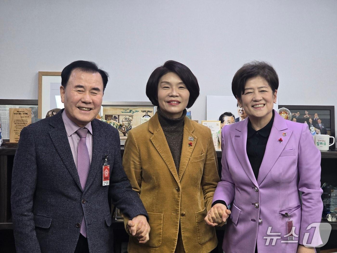 본문 이미지 -  김지철 충남교육감(왼쪽)이 14일 국회를 방문해 더불어민주당 한정애 정책위의장(가운데)과 면담을 가진 뒤 사진촬영을 하고 있다. (충남교육청 제공, 재판매 및 DB금지) / 뉴스1