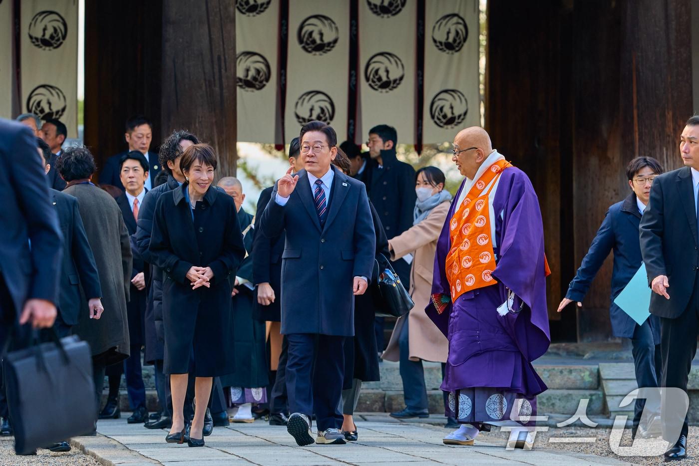 본문 이미지 - 이재명 대통령과 다카이치 사나에 일본 총리가 14일 일본 이재명 대통령과 다카이치 사나에 일본 총리가 14일 일본 나라현의 대표 문화유적지인 호류지를 둘러보고 있다. (공동취재) 2026.1.14/뉴스1 ⓒ News1 이재명 기자