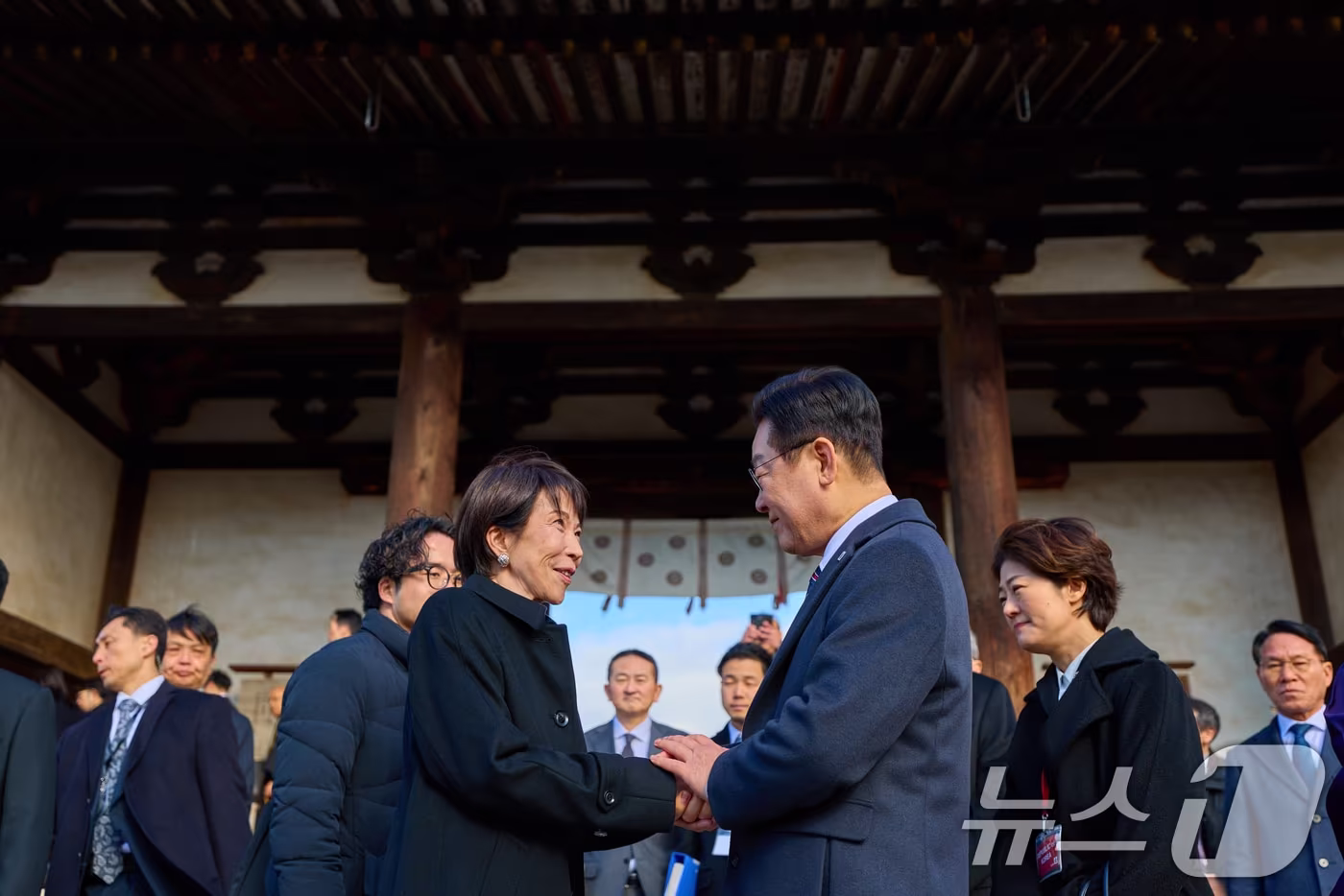 본문 이미지 - 이재명 대통령과 다카이치 사나에 일본 총리가 14일 일본 나라현 호류지를 방문해 악수하고 있다. (공동취재) 2026.1.14/뉴스1 ⓒ News1 이재명 기자