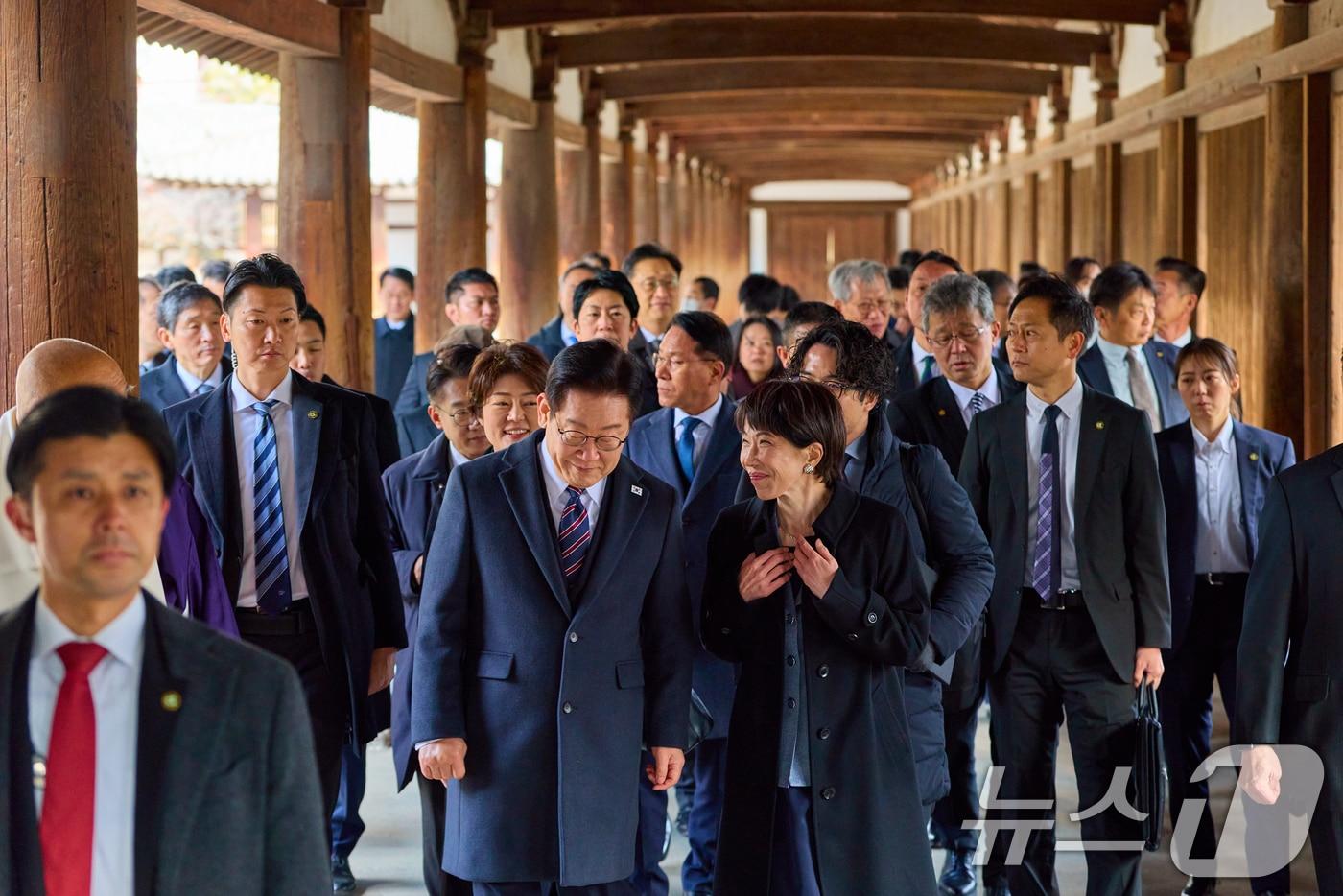 본문 이미지 - 이재명 대통령과 다카이치 사나에 일본 총리가 14일 일본 나라현의 대표 문화유적지인 호류지를 둘러보고 있다. (공동취재) 2026.1.14 ⓒ 뉴스1 이재명 기자