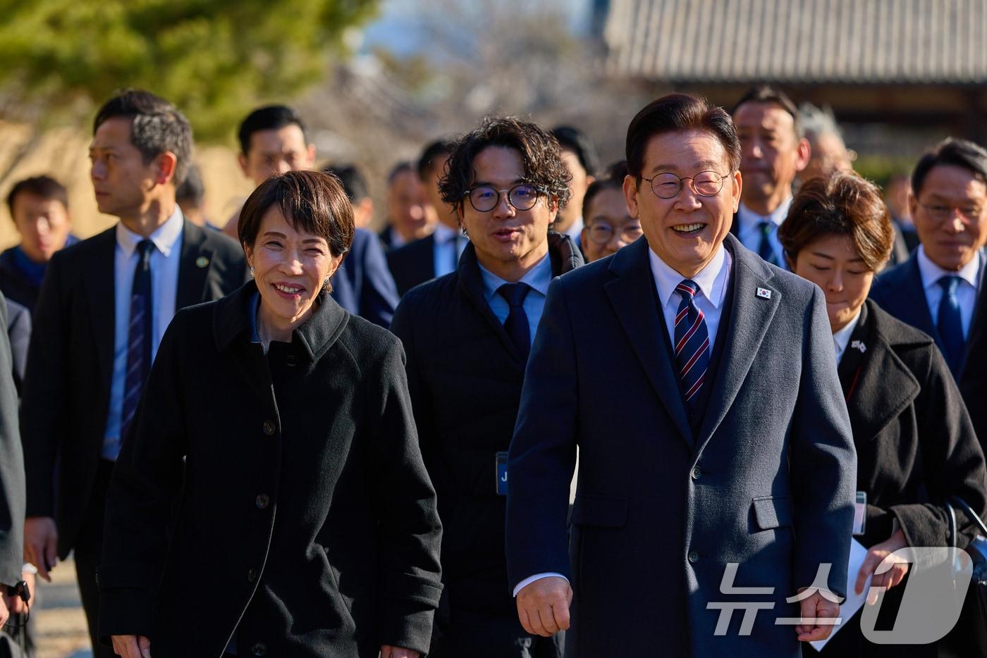 본문 이미지 - 이재명 대통령과 다카이치 사나에 일본 총리가 14일 일본 나라현의 대표 문화유적지인 호류지를 둘러보고 있다. (공동취재) 2026.1.14 ⓒ 뉴스1 이재명 기자