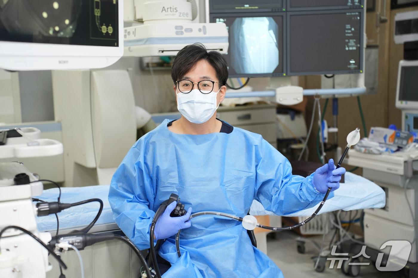 이홍섭 부산백병원 소화기내과 교수가 이중 풍선 소장내시경을 소개하고 있다.(부산백병원 제공. 재판매 및 DB 금지)