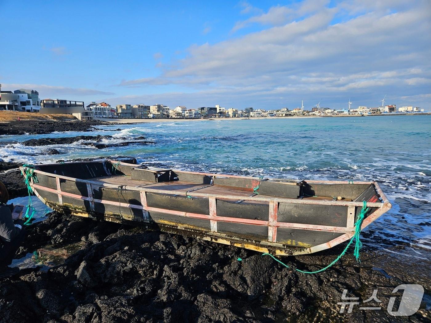본문 이미지 - 지난 12일 제주시 구좌읍 월정리에서 발견된 목선.(제주해양경찰서 제공. 재판매 및 DB 금지)