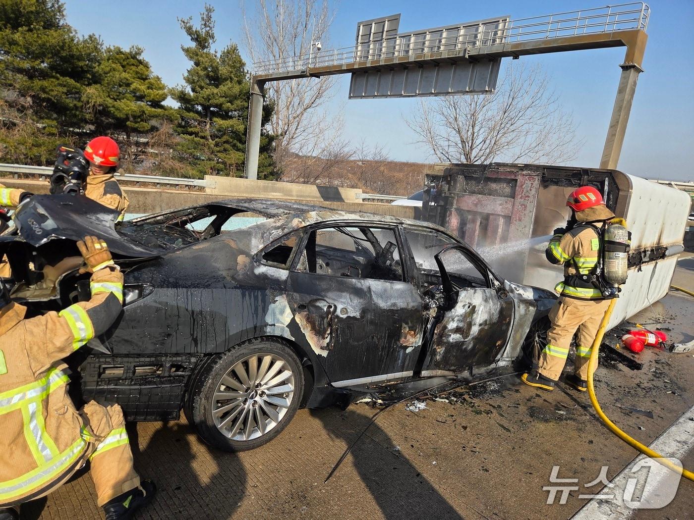 본문 이미지 - 14일 오후 1시 11분쯤 창원시 의창구 동읍 남해고속도로 부산 방향 동창원 나들목 부근에서 3중 추돌사고로 차량 화재가 발생해 소방관들이 진화에 나서고 있다.(창원소방본부 제공. 재판매 및 DB금지)