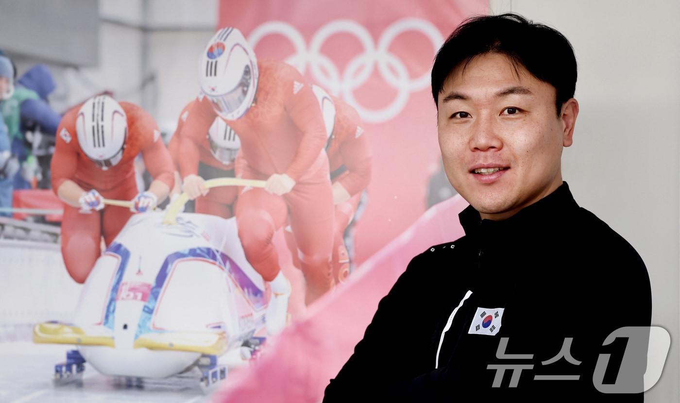 본문 이미지 - 원윤종 IOC 선수위원 후보가 14일 서울 송파구 대한봅슬레이스켈레톤연맹 사무실에서 뉴스1과의 인터뷰를 앞두고 카메라에 앞에 서고 있다. 2026.1.14/뉴스1 ⓒ News1 구윤성 기자