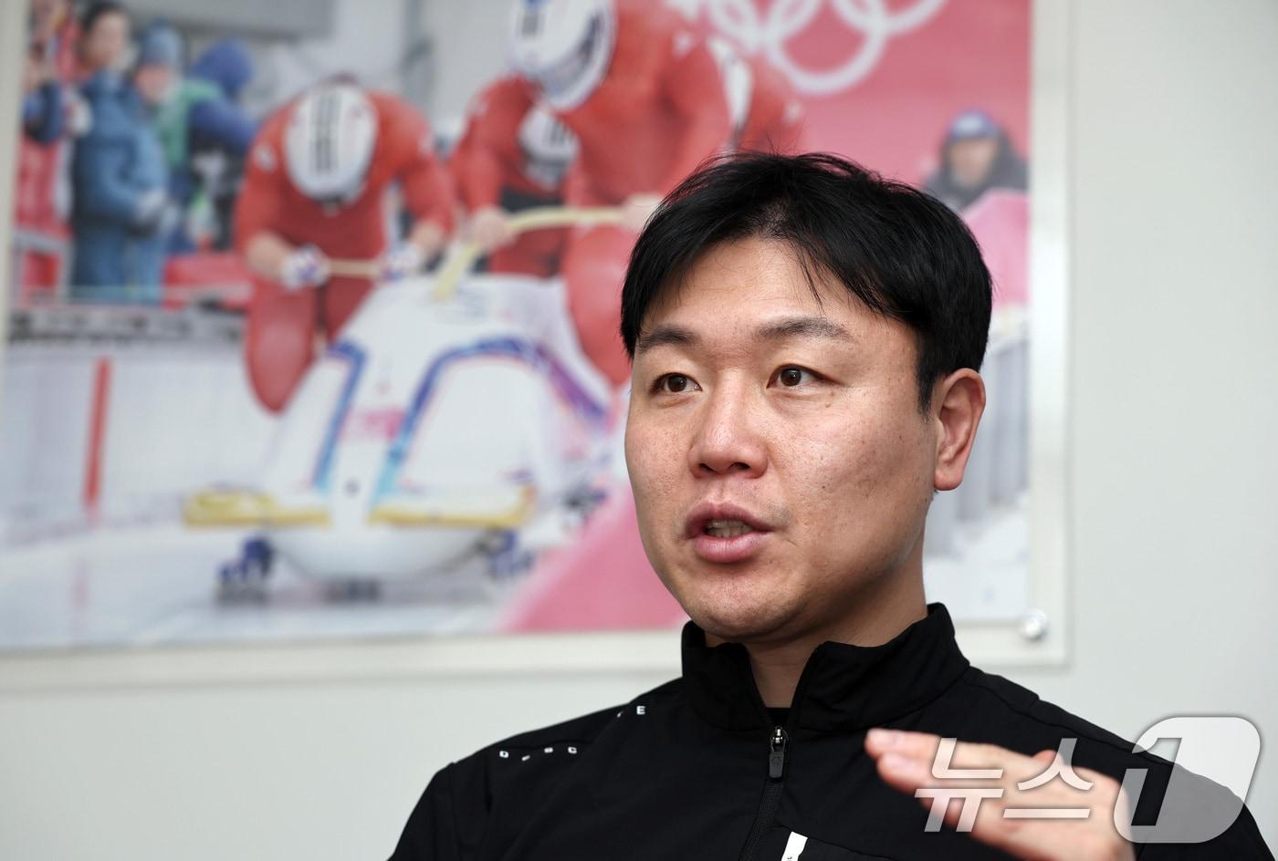 본문 이미지 - 원윤종 IOC 선수위원 후보가 14일 서울 송파구 대한봅슬레이스켈레톤연맹 사무실에서 뉴스1과 인터뷰하고 있다. ⓒ 뉴스1 구윤성 기자