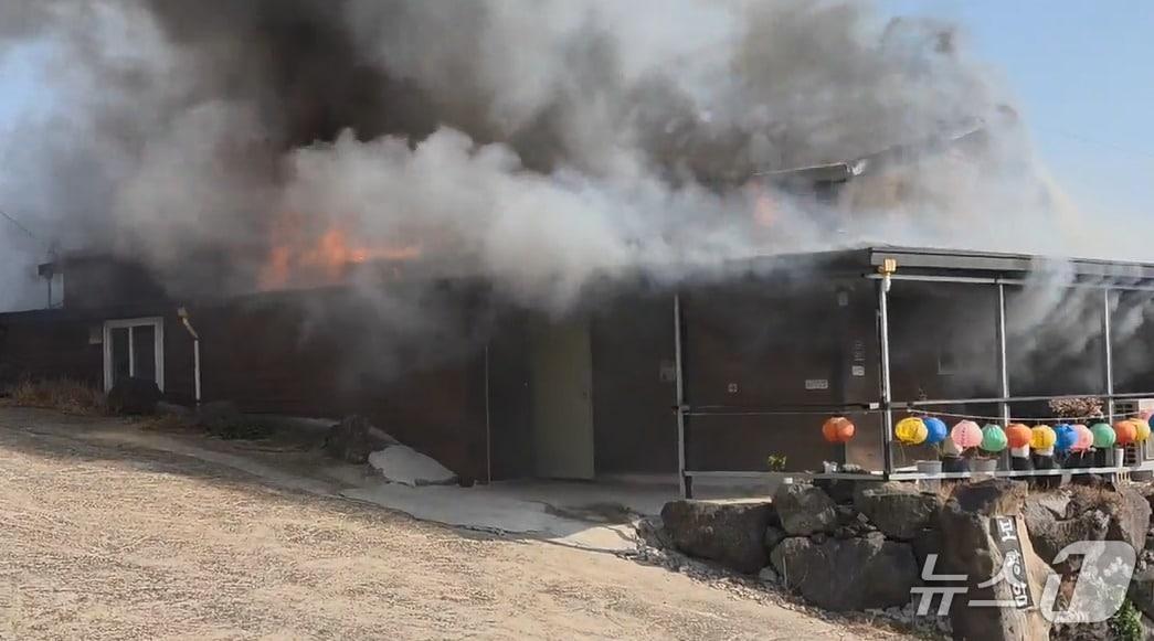 본문 이미지 - 14일 오후 서귀포시 동홍동 소재 사찰에서 발생한 화재 현장.(제주도소방안전본부 제공. 재판매 및 DB 금지)