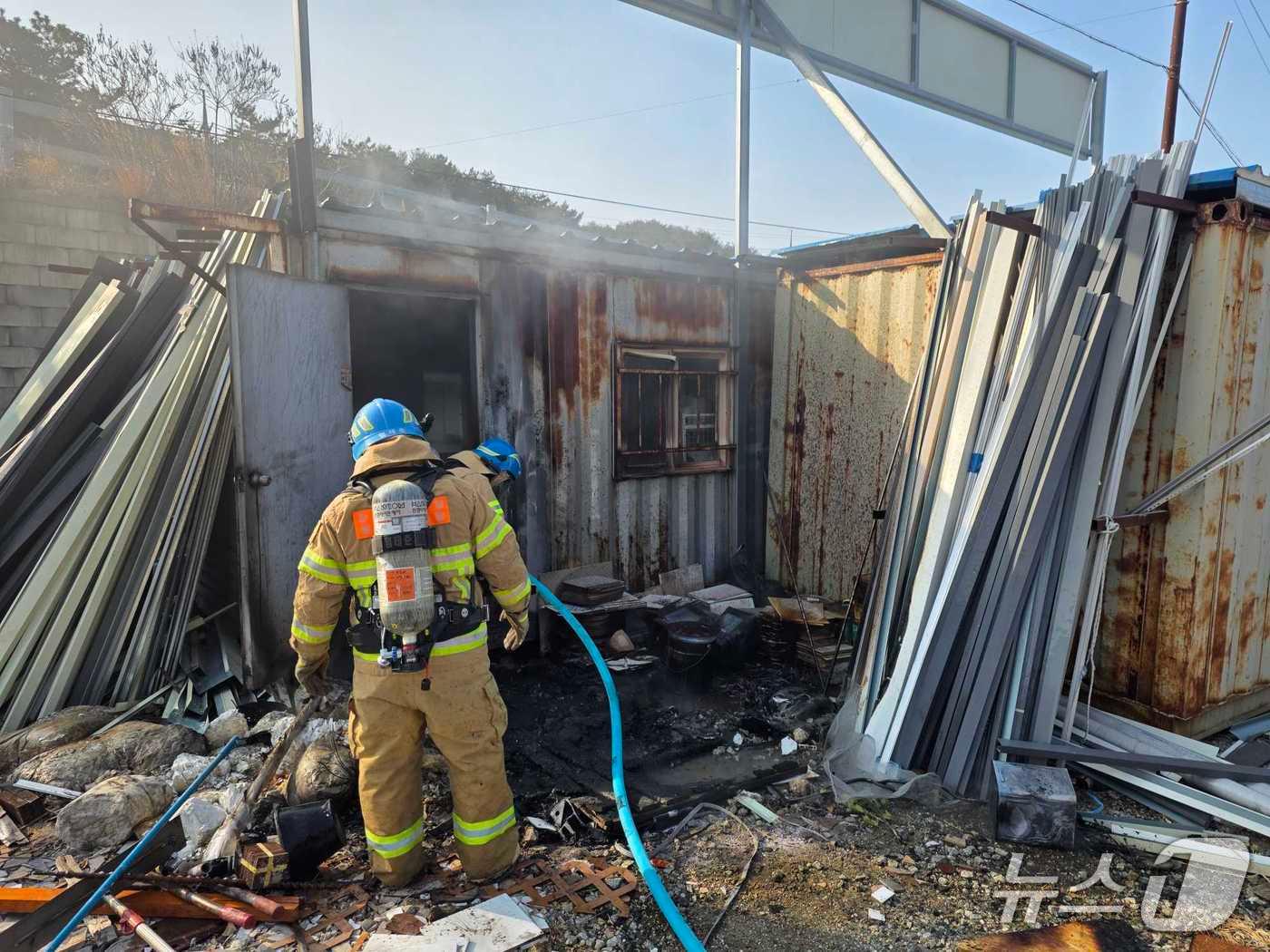 본문 이미지 - 양양 현북면 하광정리 컨테이너 창고 화재 현장.(강원도소방본부 제공, 재판매 및 DB금지)