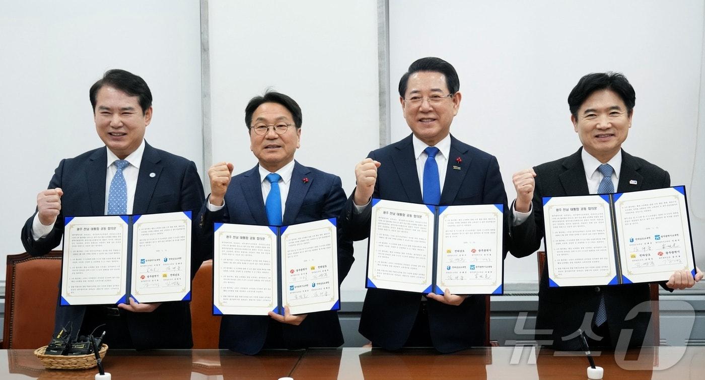 본문 이미지 - 김영록 전라남도지사가 14일 서울 국회의원회관에서 열린 ‘광주·전남 행정통합 시도지사-교육감 4자 회담’에 참석해 강기정 광주광역시장, 김대중 전남도교육감, 이정선 광주시교육감과 공동합의문에 서명한 뒤 기념촬영을 하고 있다.(전남도 제공. 재판매 및 DB금지) 2026.1.14/뉴스1