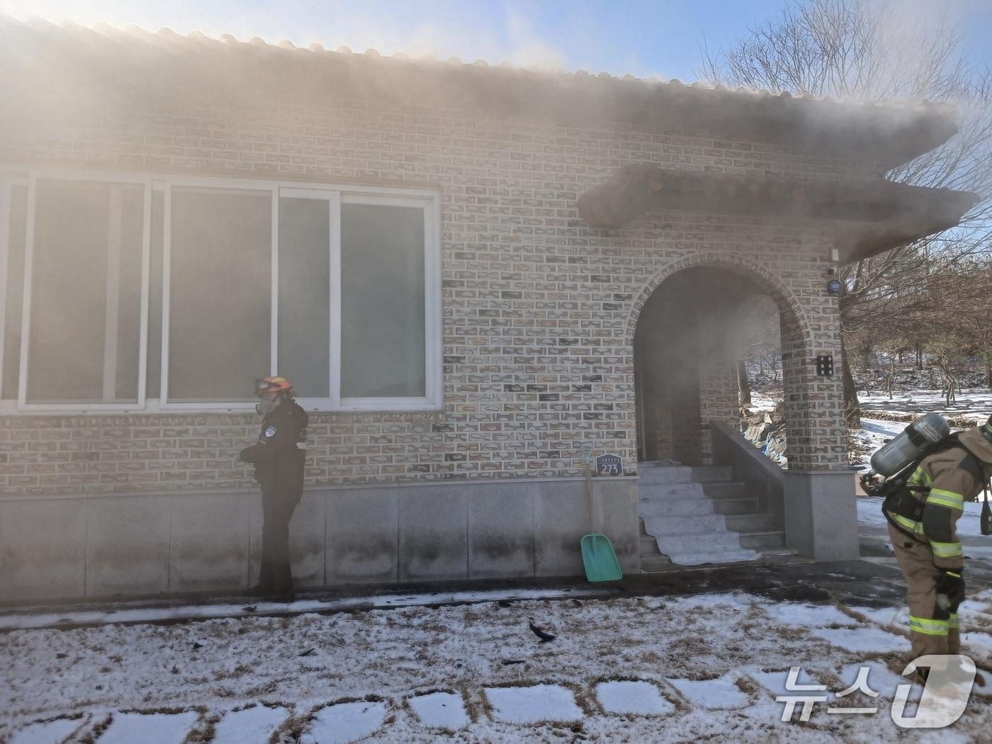 본문 이미지 - 충북 괴산 청천 화재 단독주택.(괴산소방서 제공, 재판매 및 DB금지)/뉴스1