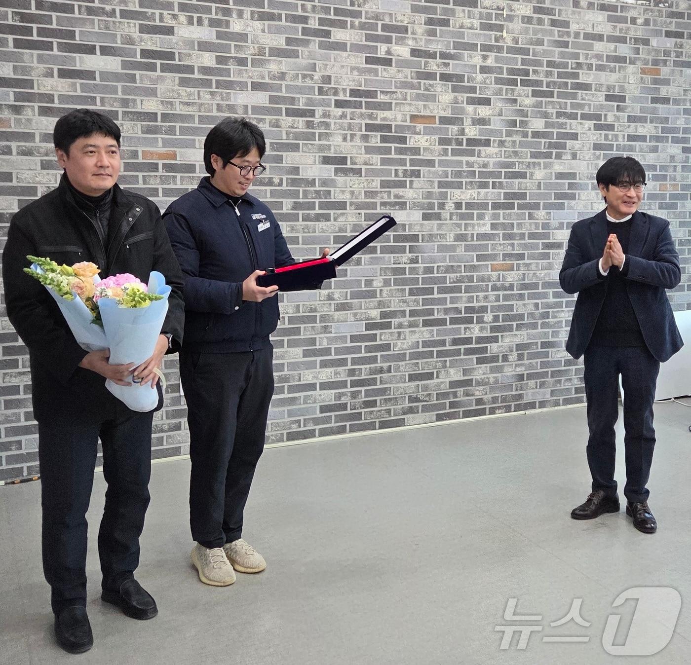 본문 이미지 - 광주전자공고가 학교환경 개선사업을 완료한 봉산공원개발 관계자들에게 감사패를 전하고 있다.(광주시교육청 제공. 재배포 및 DB 금지) 2026.1.14/뉴스1