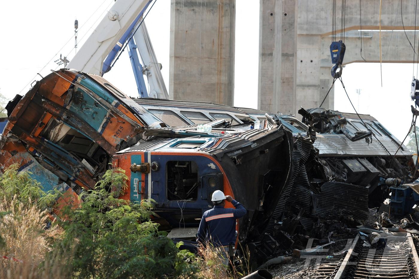 14일(현지시간) 태국 나콘랏차시마주 시키우에서 건설용 크레인이 무너져 열차 객차 위로 떨어지면서 열차가 탈선해 여러 명이 사망한 사고 현장에서 관계자들이 수습 작업을 하고 있다. 2026.01.14. ⓒ 로이터=뉴스1 ⓒ News1 이정환 기자