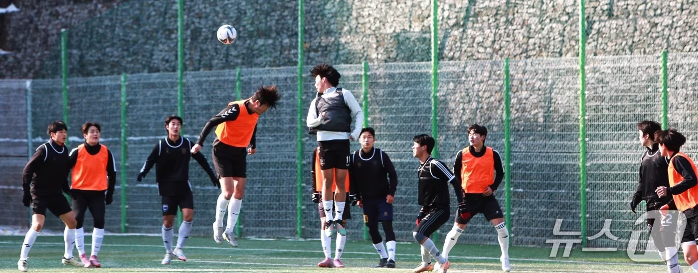 제천 시민축구단 선수 선발 공개 테스트에 참여한 선수들. /2026.1.14/뉴스1  손도언 기자
