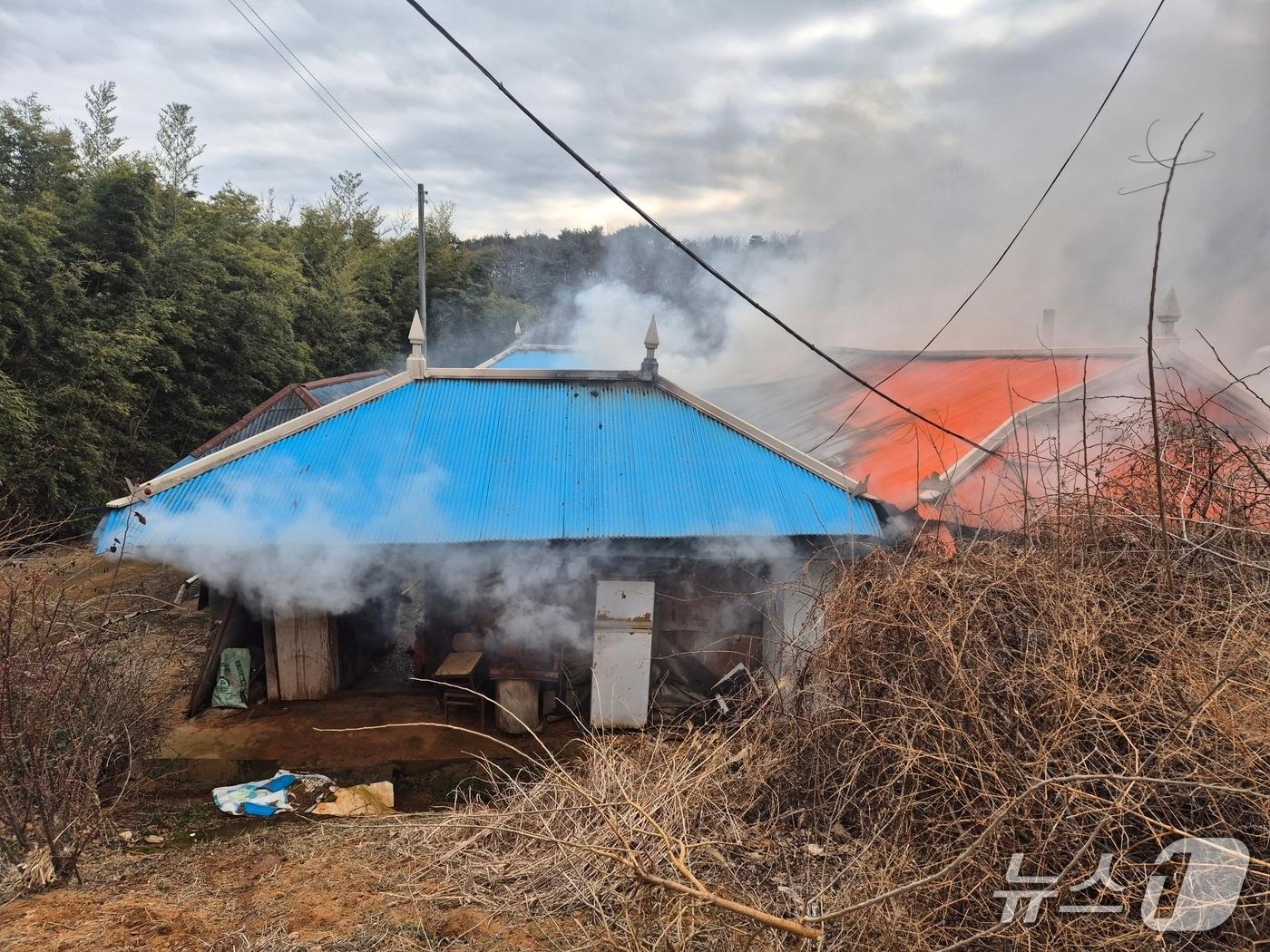 본문 이미지 -  당진 석문면 삼화리 주택 화재 현장. (당진소방서 제공, 재판매 및 DB금지) / 뉴스1