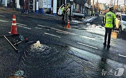 본문 이미지 - 14일 오후 3시 30분쯤 강원 원주시 학성동 모범약국 앞 삼거리 주변의 한 상수관로가 파열돼 안전 조치가 이뤄지고 있다. (원주시 제공. 재판매 및 DB금지) 2026.1.14/뉴스1