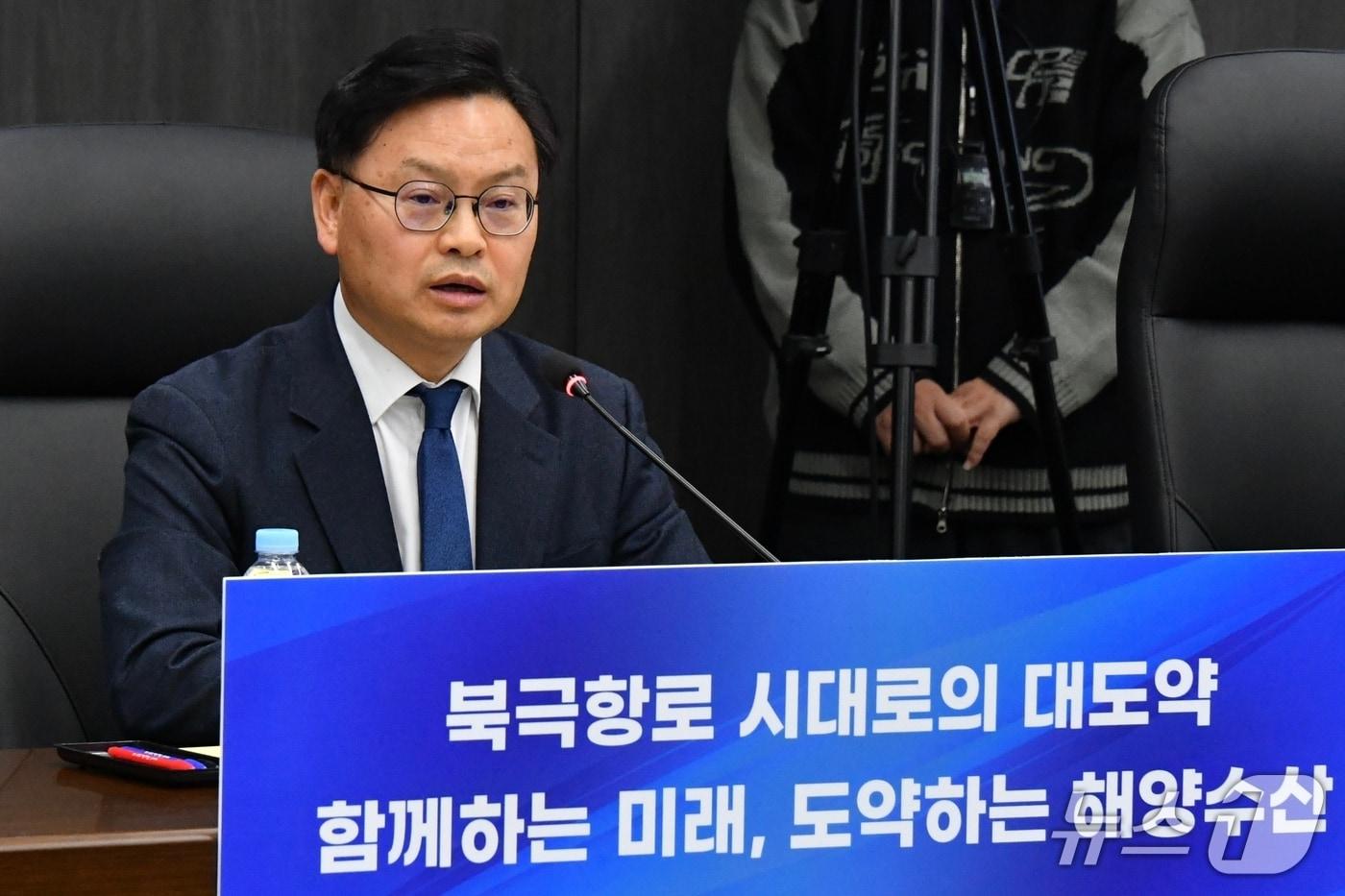 김성범 해양수산부 차관이 14일 부산 임시청사에서 부산·울산·경북·전남권 9개 산하 공공기관의 업무보고를 받고 있다.(해양수산부 제공)