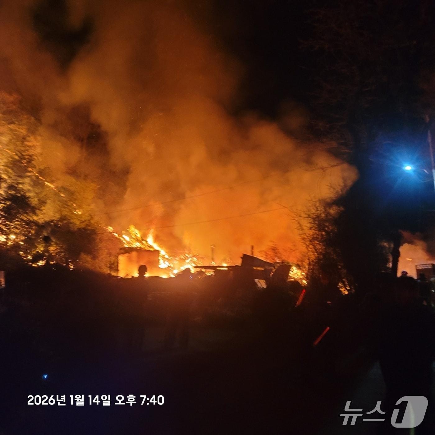 본문 이미지 - 14일 오후 7시 11분쯤 경북 영천 화산면 가상리 단독주택에서 원인을 알 수 없는 불이 나 인근 야산으로 번지고 있다. (경북소방본부 제공. 재판매 및 DB 금지) 2026.1.14/뉴스1