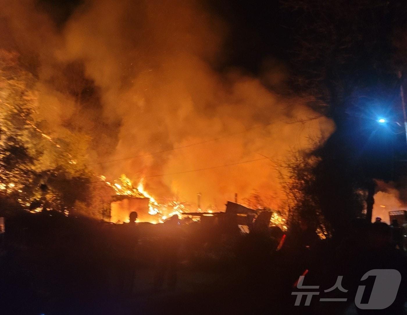 본문 이미지 - 14일 오후 7시 11분쯤 경북 영천 화산면 가상리 단독주택에서 원인을 알 수 없는 불이 나 인근 야산으로 번져 당국이 진화 작업을 벌이고 있다.(경북소방본부 제공. 재판매 및 DB금지) 2026.1.14/뉴스1 ⓒ News1 이성덕 기자