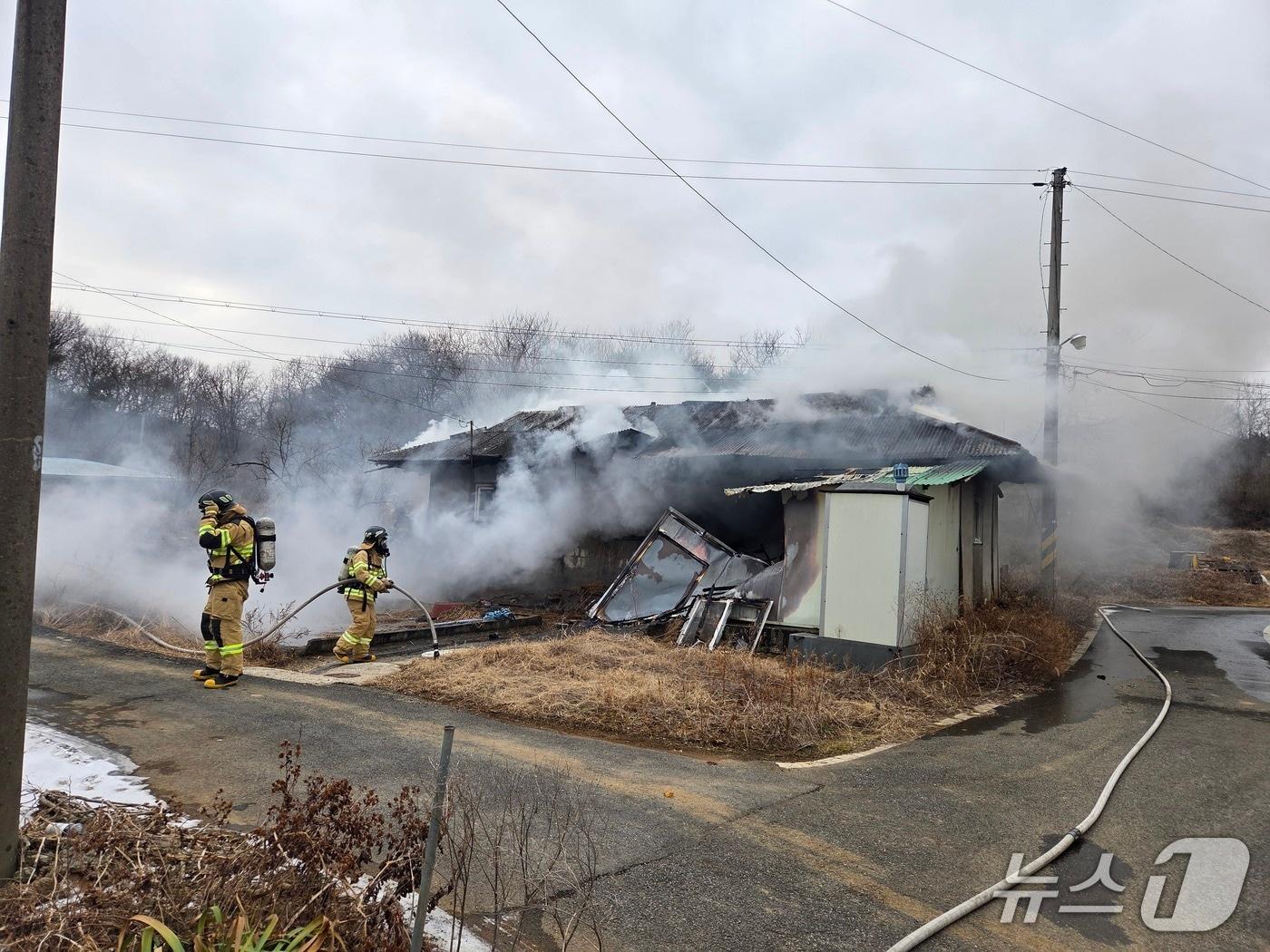 본문 이미지 - 천안 동남구 성남면 주택 화재 현장. (천안동남소방서 제공, 재판매 및 DB금지) / 뉴스1