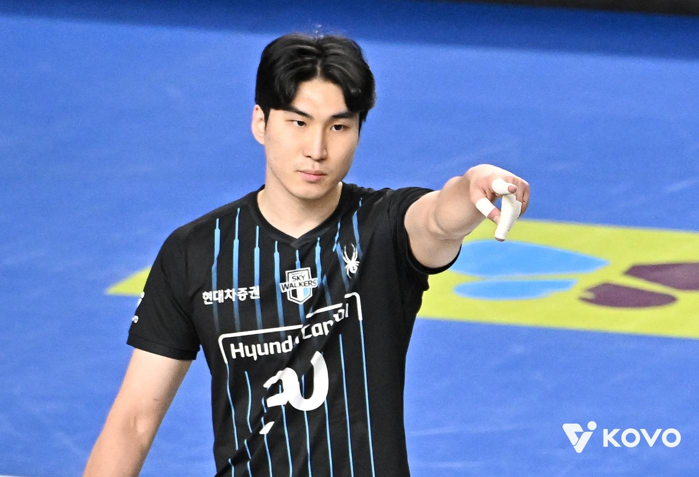 현대캐피탈 신호진은 14일 천안유관순체육관에서 열린 2025-26 V리그 남자부 4라운드 삼성화재와 홈 경기에서 개인 첫 번째 트리플크라운을 기록하며 팀의 3-0 승리를 이끌었다. (KOVO 제공)