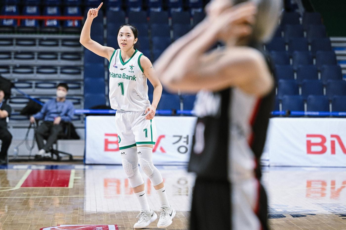 부천 하나은행 박소희는 14일 부산 사직체육관에서 열린 2025-26 여자프로농구 부산 BNK와 원정 경기에서 3점 슛 5개 포함 22점을 기록하며 팀의 66-64 승리를 이끌었다. (WKBL 제공)