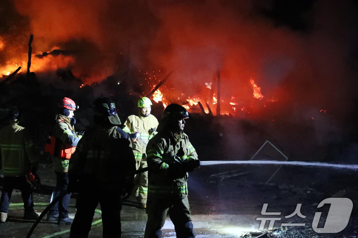 본문 이미지 - 14일 오후 7시 11분쯤 경북 영천시 화산면 가상리 주택에서 원인을 알 수 없는 불이 나 현장에 출동한 소방관들이 진화하고 있다. 주택에서 시작된 불은 인근 백학산으로 옮겨붙은 것으로 전해졌다. 2026.1.14/뉴스1 ⓒ News1 공정식 기자