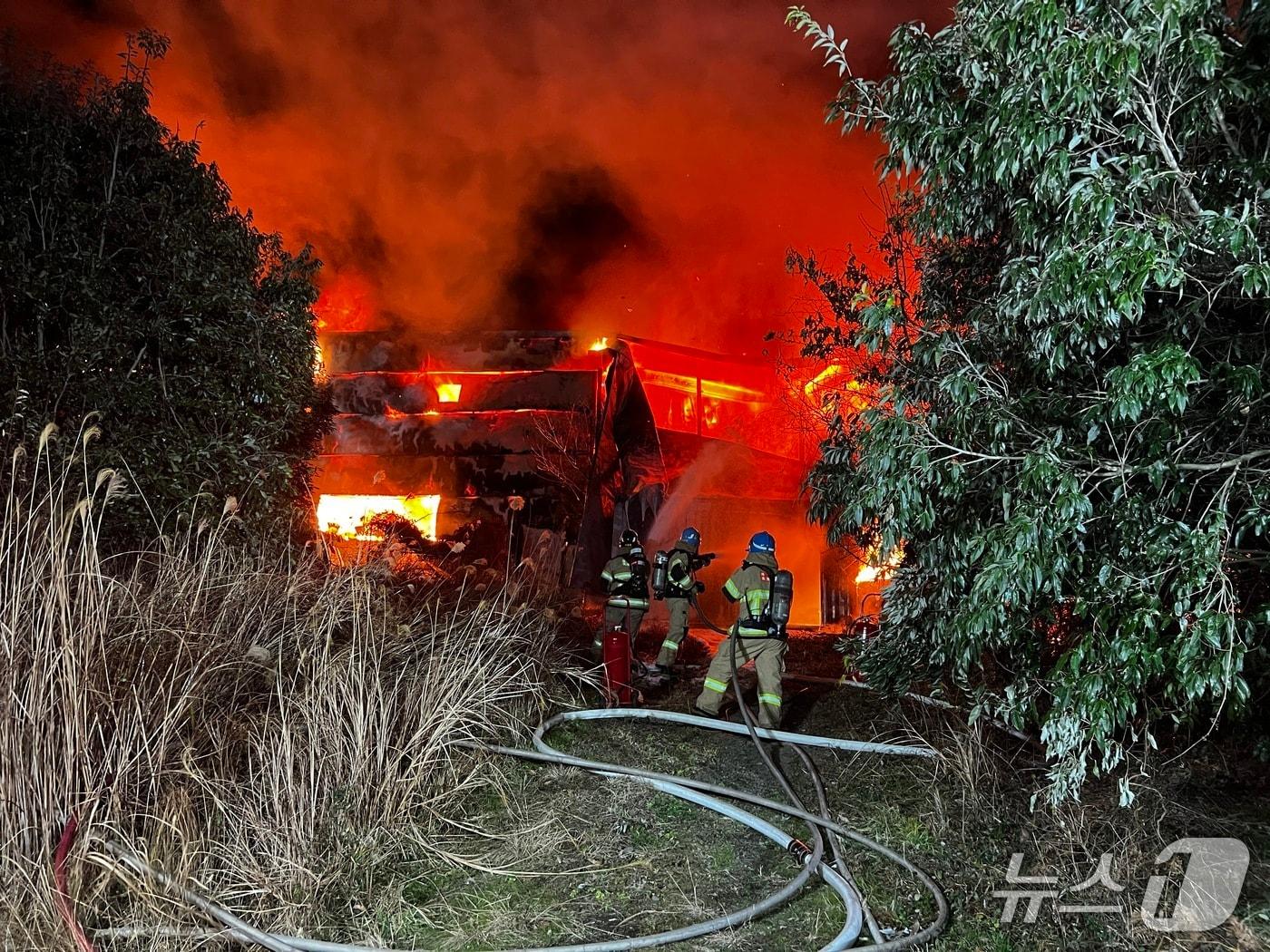 본문 이미지 - 14일 오후 제주시 구좌읍의 한 골프장 관리동 차고지에 불이 나 소방대원들이 진화작업을 하고 있다.(제주특별자치도 소방안전본부 제공, 재판매 및 DB 금지)