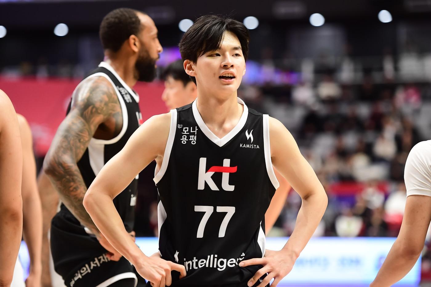 수원 KT '루키' 강성욱이 14일 수원KT소닉붐아레나에서 열린 2025-26 프로농구 부산 KCC전에서 20점 6어시스트 4스틸로 활약했다. (KBL 제공)