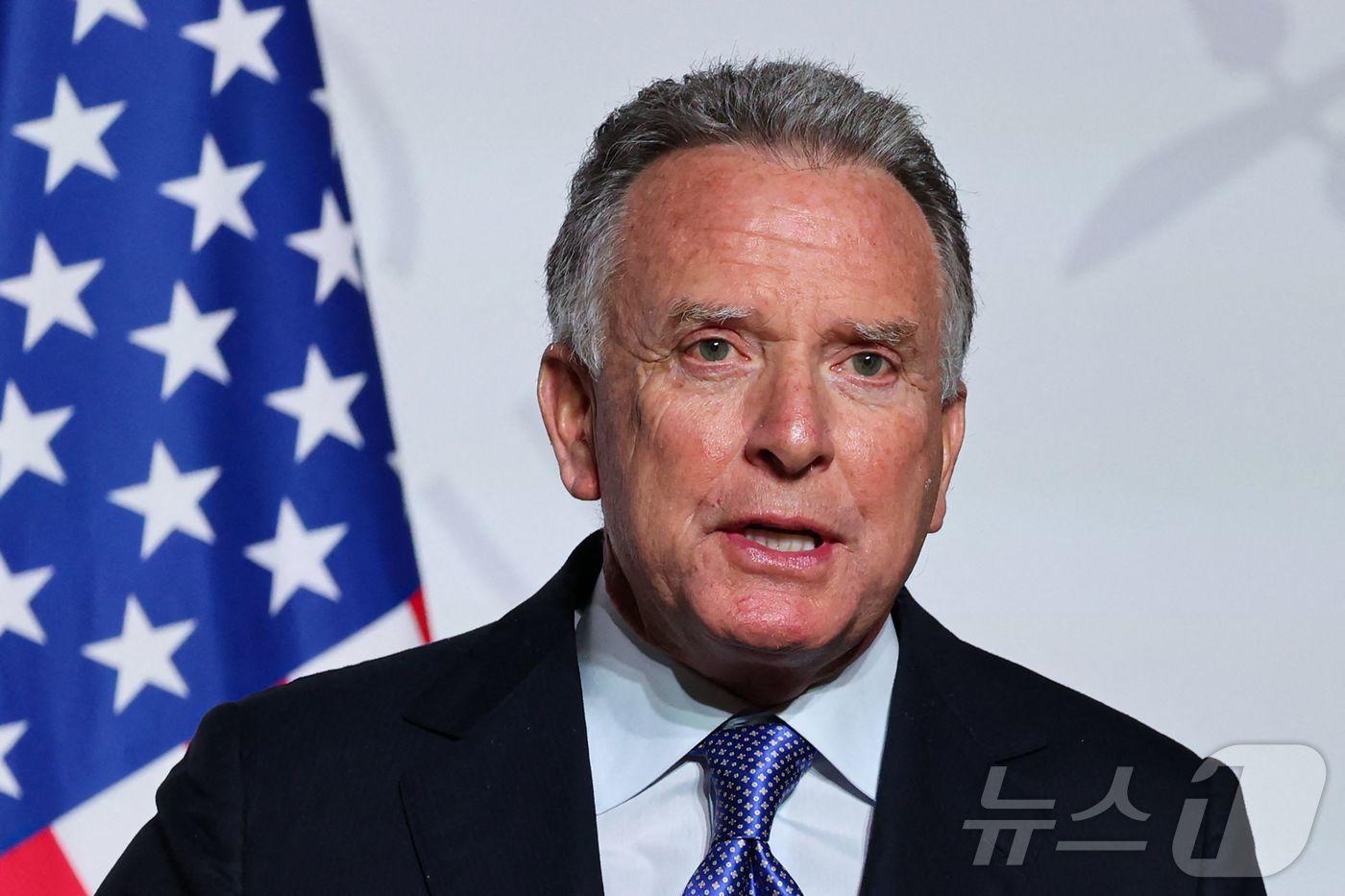 스티브 위트코프 미국 특사가 6일 프랑스 파리 엘리제궁에서 열린 '의지의 연합' 회의에 참석해 발언하고 있다. 2026.1.6 ⓒ AFP=뉴스1 ⓒ News1 강민경 기자