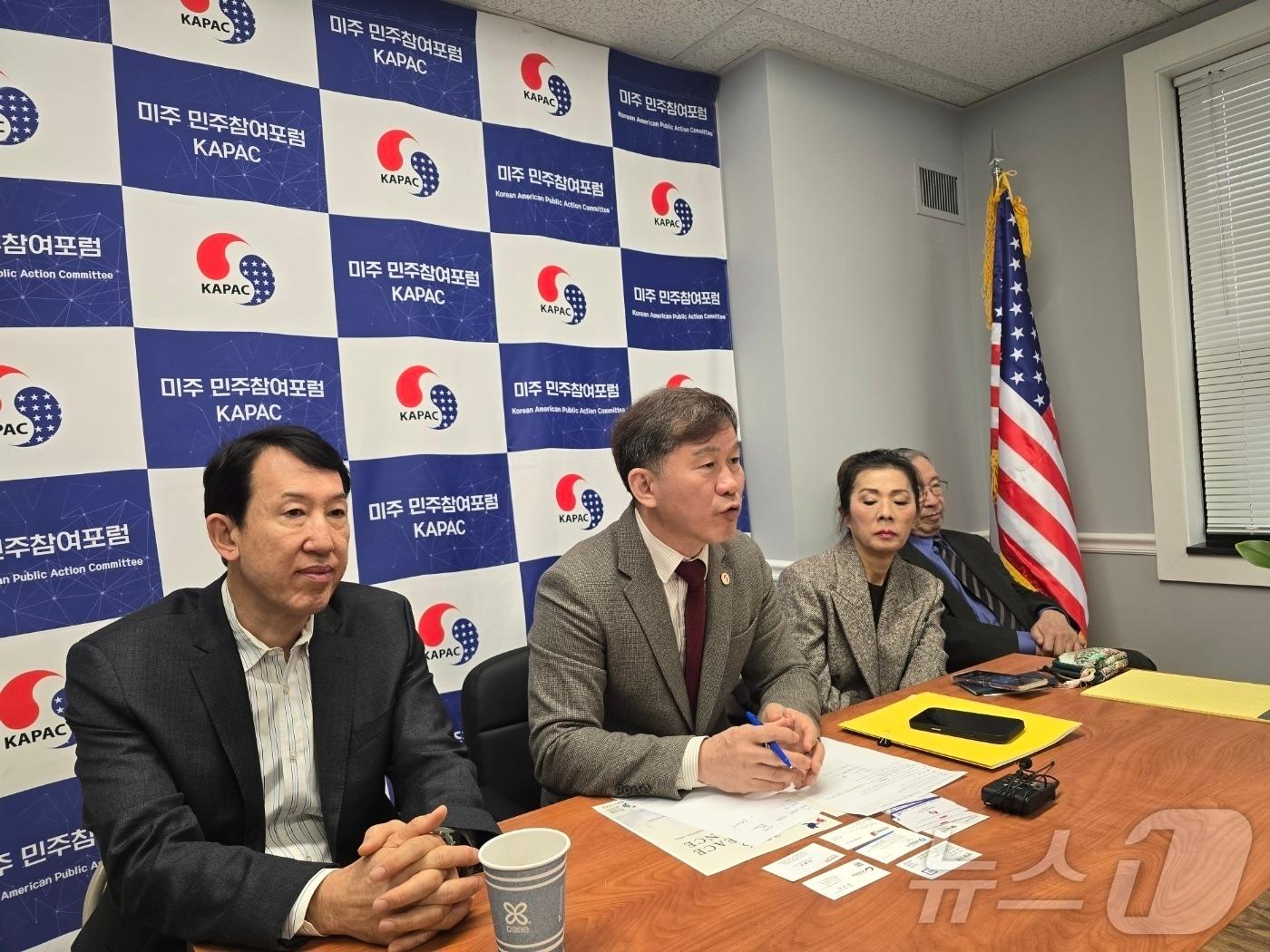 본문 이미지 - 최광철 민주참여포럼(KAPAC) 대표(가운데)가 14일(현지시간) 미국 버지니아주 알렉산드리아에서 기자간담회를 열고 오는 6월 '평화 포럼' 개최 및 '미주동포 평화여행 방북단' 구상을 밝히고 있다. 2026.01.14. ⓒ News1 류정민 특파원