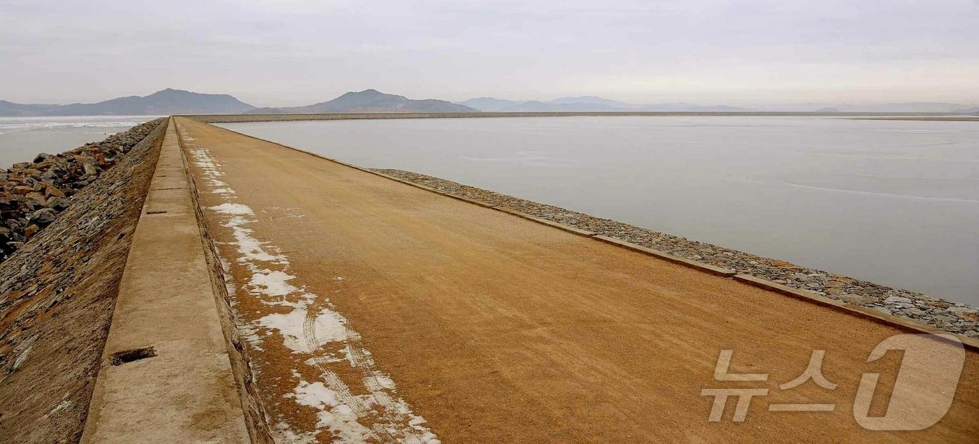 본문 이미지 - (평양 노동신문=뉴스1) = 북한 노동당 기관지 노동신문은 15일 "평안북도 애도간석지 1구역 건설이 완공돼 준공식을 진행했다"라고 보도했다. [국내에서만 사용가능. 재배포 금지. DB 금지. For Use Only in the Republic of Korea. Redistribution Prohibited] rodongphoto@news1.kr