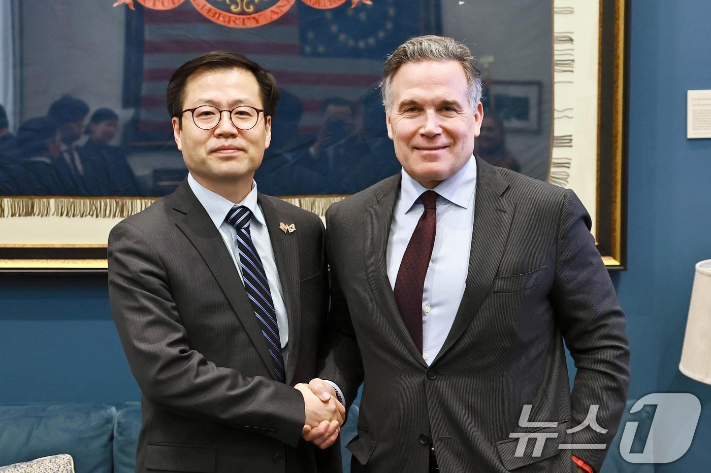 여한구 산업통상부 통상교섭본부장이 14일(현지시간) 미국 워싱턴 D.C. 의회에서 데이브 맥코믹(Dave McCormick) 상원의원과 면담에 앞서 기념 촬영을 하고 있다. (산업통상자원부 제공. 재판매 및 DB 금지) 2026.1.15/뉴스1