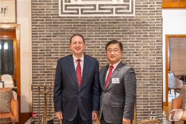 본문 이미지 - 박관천 대통령경호처 정책관(오른쪽)과 제임스 R. 헬러 주한미국대사관 대사대리가 지난 12일 미국대사관저에서 열린 대통령경호처 초청 리셉션에서 기념촬영을 하고 있다. (대통령경호처 제공. 재판매 및 DB 금지) 2026.01. 15/뉴스1 ⓒ News1 한병찬 기자